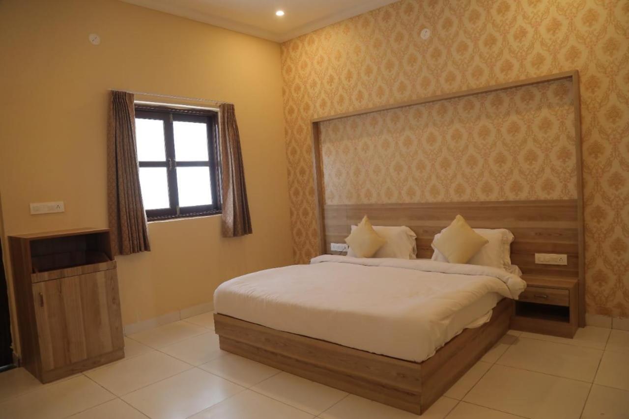 Keshav Resort Udaipur Luaran gambar